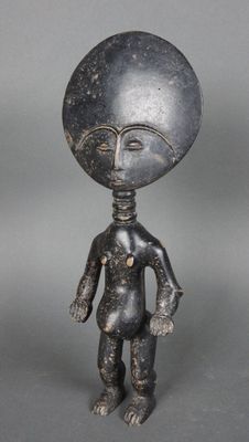 statue d'un extraterrestre à la grosse tête et au petit corps