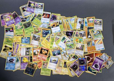 beaucoup de cartes pokemon sur la table
