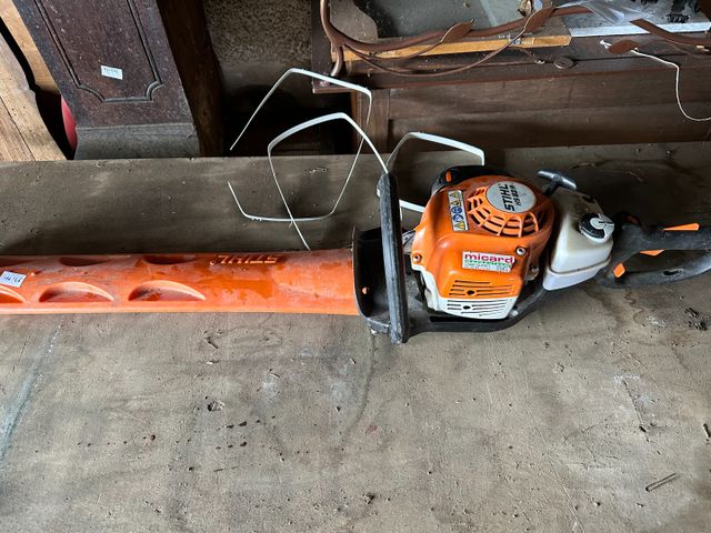 Taille haie thermique STIHL HS82R. Démarré