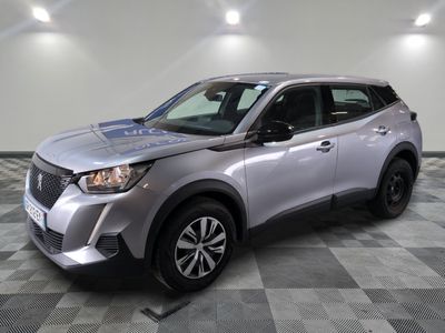 un SUV argenté garé sur un sol en damier dans un garage