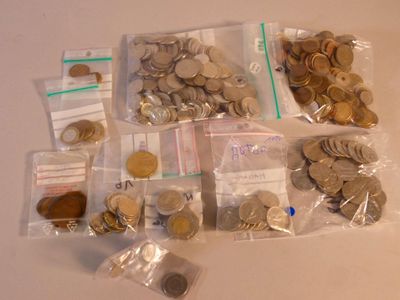 un sac de pièces posé sur une table à côté d'un autre sac de pièces