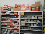 une pièce avec beaucoup de boîtes et de cartons sur les étagères