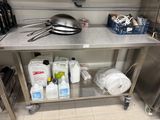 une table en acier inoxydable sur laquelle est posée une casserole