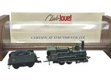 un petit train miniature posé à côté d'un paquet de cigarettes