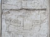 une plaque en pierre sur laquelle est représenté un bateau