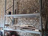 une pièce où il y a tout un tas d'outils par terre