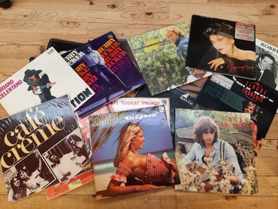 beaucoup de disques vinyles par terre