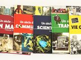 plusieurs livres sont empilés sur une surface blanche
