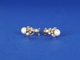 une paire de boucles d'oreilles en perles et diamants
