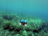 un petit robot qui se trouve au fond de l'océan