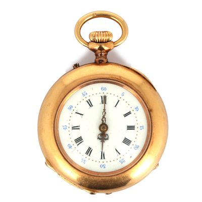 une montre de poche en or avec des chiffres romains sur le cadran