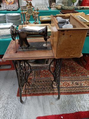 une table sur laquelle est posée une machine à coudre, dans une pièce