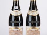 deux bouteilles de vin posées l'une à côté de l'autre sur une table