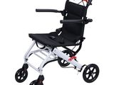 un gros plan d'un fauteuil roulant avec ses roues et son siège sur fond blanc