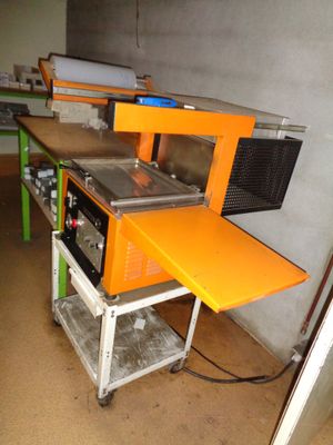 une machine posée sur une table dans une pièce