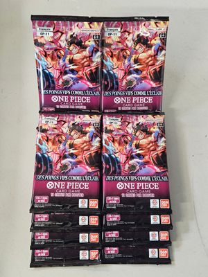 une pile de cartes « One Piece » empilées les unes sur les autres