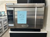 une photo d'un réfrigérateur en acier inoxydable dans un magasin