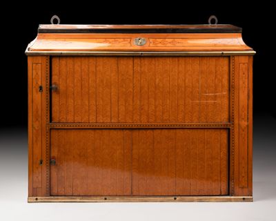 une armoire ancienne en bois, dotée de deux portes et d'un tiroir sur le dessus