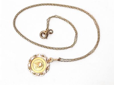collier plaqué or avec une pièce et une chaîne munie d'un fermoir