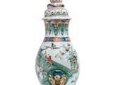 une image représentant un vase muni d'un couvercle posé sur une surface blanche