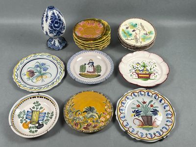 Lot composé de : 6 assiettes anciennes en faïence (de l'Est,…