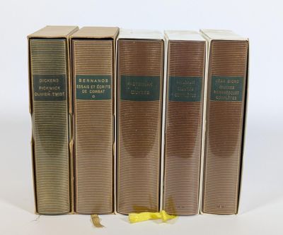 quatre livres sont alignés sur une surface blanche