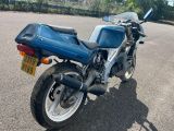 une moto qui est garée dans un parking