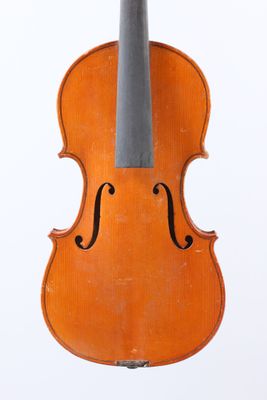un vieux violon assis sur une surface blanche avec un fond blanc