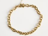un bracelet à chaîne en or avec un fermoir sur fond blanc