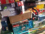 une pile de cartons posée sur une palette dans une pièce