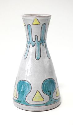 un vase blanc orné d'un motif bleu et jaune