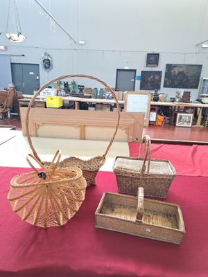 Quatre paniers en osier et bambou et filet, l'un couvert, un…
