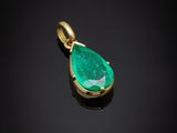 un pendentif en forme de larme couleur émeraude sur fond noir