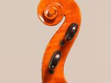 a close up of a violin ' s bow with the back end of it