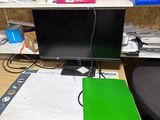 un bureau sur lequel se trouvent un ordinateur portable et un moniteur