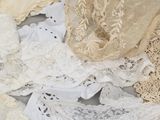 de nombreux types de lacets différents posés sur une table