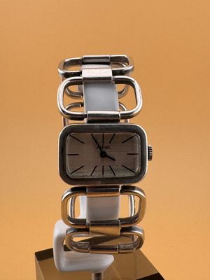 deux montres posées l'une sur l'autre sur un support