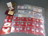 de nombreuses pièces de monnaie de toutes sortes dans un sac posé sur la table