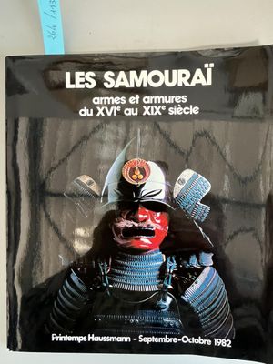 un livre sur lequel figure l'image d'un samouraï