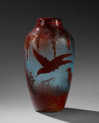 un vase avec un oiseau posé sur une table