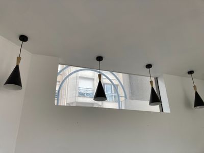 cinq lampes suspendues au plafond dans une pièce