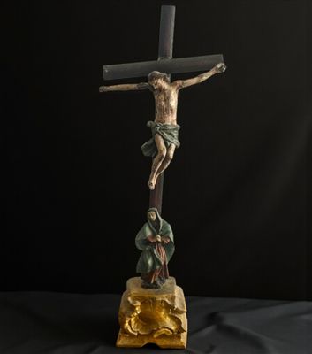 une statue de Jésus sur la croix, sur fond noir