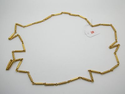 un collier plaqué or dont la chaîne a été fabriquée à partir de lingots d'or