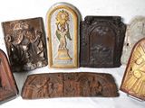 de nombreux types de plaques religieuses sur un fond blanc