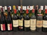 de nombreuses bouteilles de vin alignées sur le comptoir