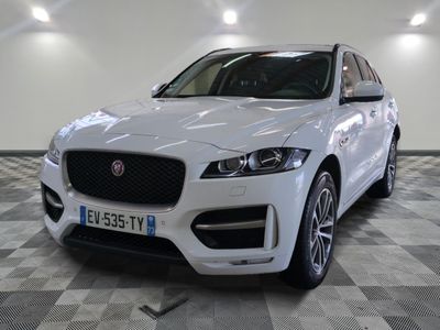 vue de face d'une Jaguar blanche dans un showroom