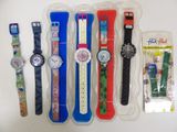 cinq montres différentes dans le paquet posé sur la table