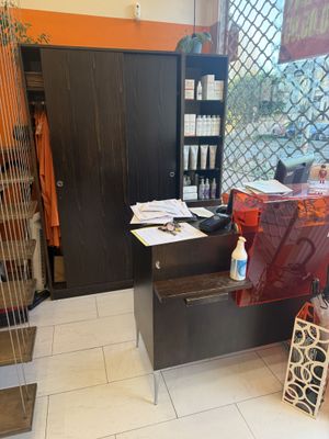 Fauteuil en similicuir orange à piètement métallique