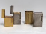quatre types différents de briquets sont alignés sur une surface blanche