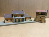 une petite maquette de maison et une petite maquette de maison